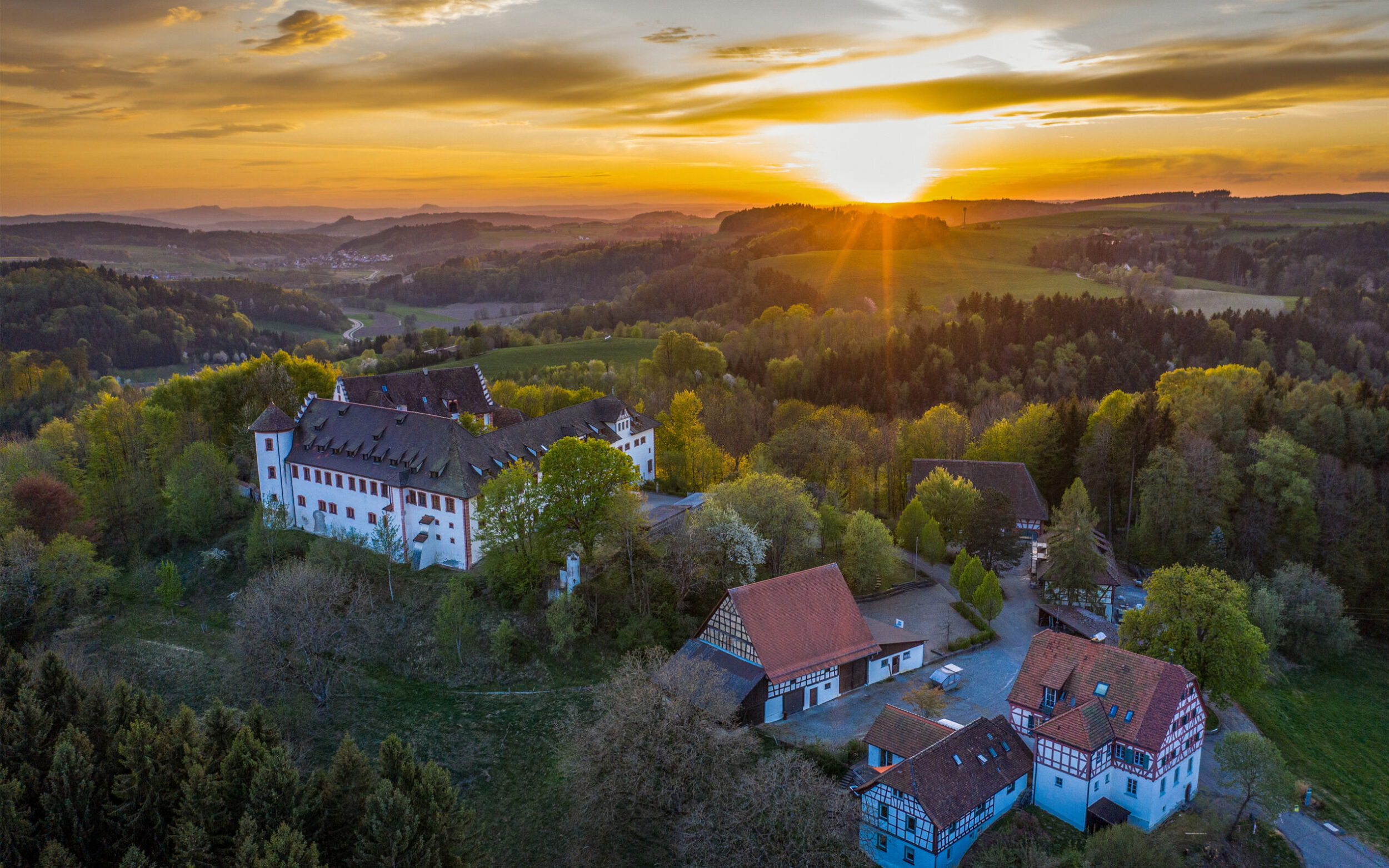 schloss-hohenfels-abendsonne-urlaub.jpg.pagespeed.ce._5jCJvamwy